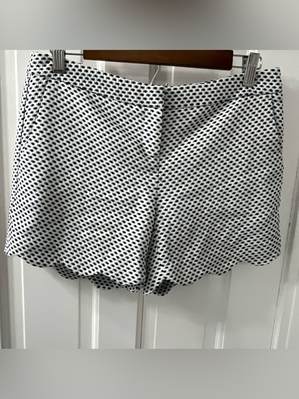 Saint Tropez West Scalloped Hem. Woven White Navy Polka Dot Pattern. Size 4